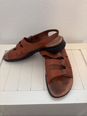 Clark’s Ladies 10 Medium Brown Leather Slingback Sandals with Adjustable Buckles